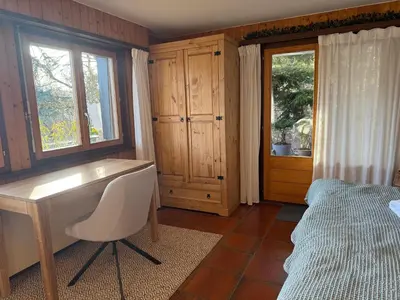 Ein Bett oder Betten in einem Zimmer der Unterkunft Chalet la Licorne - Cozy Alpine Hideaway in Diogne
