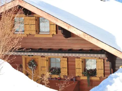 Das Gebäude in dem sich das Ferienhaus befindet