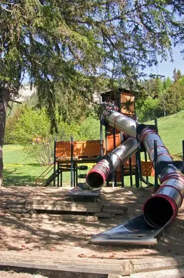 Ein Garten an der Unterkunft Apartment Ski-in Wohnung in Anzere mit Parkplatz by Interhome