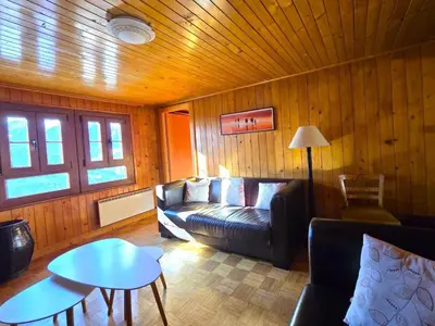 Ein Sitzbereich in der Unterkunft Apartment Typische Wohnung Le Ver Luisant- Val d'Hérens by Interhome