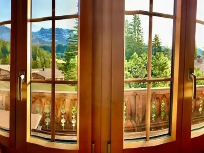 Ein allgemeiner Bergblick oder ein Berglick von des Ferienhauses aus