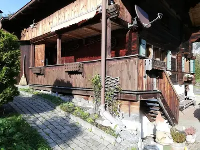 Das Gebäude in dem sich das Ferienhaus befindet