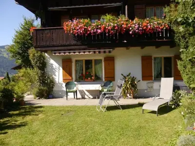 Ein Garten an der Unterkunft Apartment Chalet Birkli by Interhome
