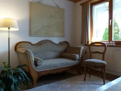 Ein Sitzbereich in der Unterkunft Apartment gemütliche Ferienwohnung mit Gartensitzplatz by Interhome