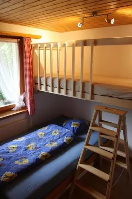 Ein Bett oder Betten in einem Zimmer der Unterkunft Apartment gemütliche Ferienwohnung mit Gartensitzplatz by Interhome