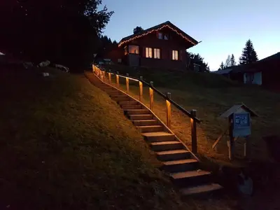 Das Gebäude in dem sich das Ferienhaus befindet