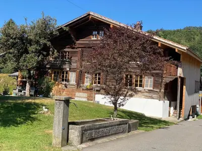 Das Gebäude in dem sich das Ferienhaus befindet