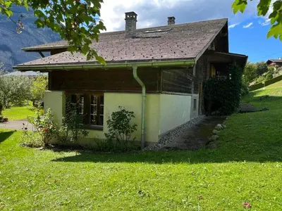 Das Gebäude in dem sich das Ferienhaus befindet