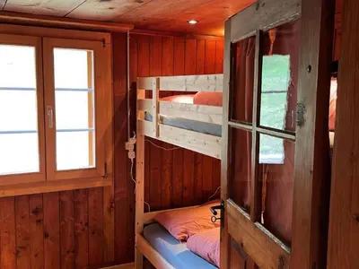 Ein Etagenbett oder Etagenbetten in einem Zimmer der Unterkunft Holiday Home Chalet Alpen Lotus by Interhome