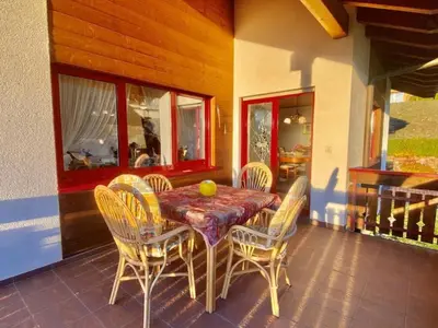 Ein Sitzbereich in der Unterkunft Holiday Home Chalet Kristall by Interhome