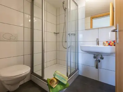 Ein Badezimmer in der Unterkunft Apartment Chalet Lara by Interhome