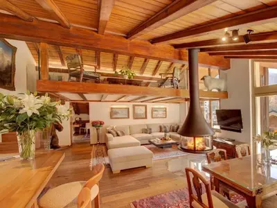 Ein Sitzbereich in der Unterkunft Apartment Penthouse Zen - Matterhornblick- 2 Min- vom Lift entfernt by Interhome