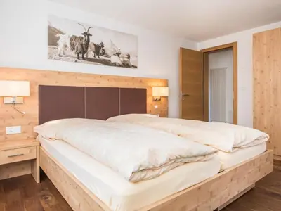 Ein Bett oder Betten in einem Zimmer der Unterkunft Apartment Top Ferienwohnung Breithorn - SkiIn-SkiOut by Interhome