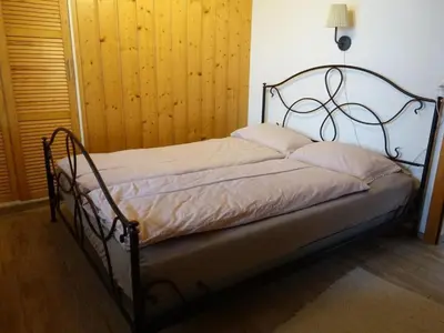 Ein Bett oder Betten in einem Zimmer der Unterkunft Apartment Haus Brog by Interhome