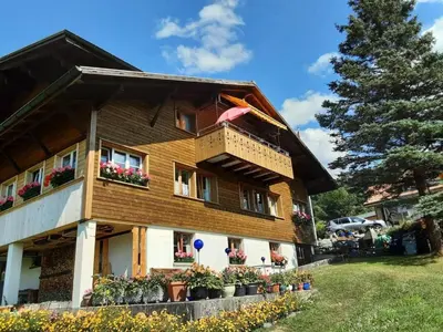 Das Gebäude in dem sich die Ferienwohnung befindet