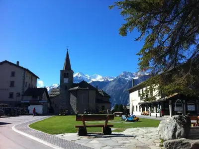 Ein allgemeiner Bergblick oder ein Berglick von des Ferienhauses aus