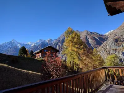 Ein allgemeiner Bergblick oder ein Berglick von des Ferienhauses aus