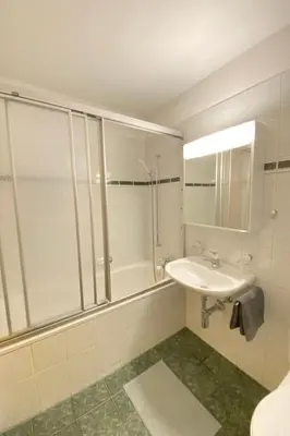 Ein Badezimmer in der Unterkunft Apartment Rothornstrasse 21 by Interhome