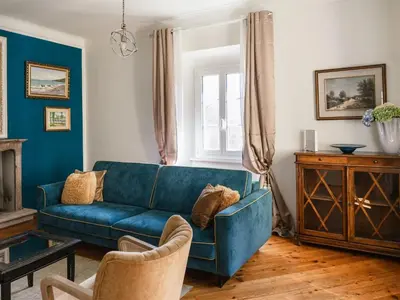 Ein Sitzbereich in der Unterkunft Holiday Home Palazzo Branca mit Blick auf den See- by Interhome