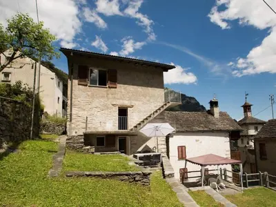 Das Gebäude in dem sich das Ferienhaus befindet