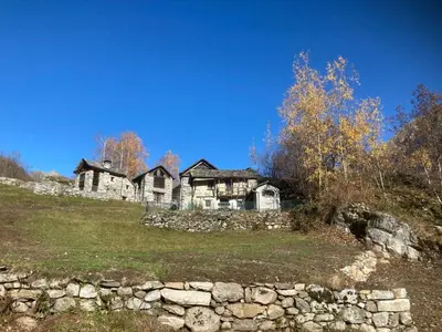 Das Gebäude in dem sich das Ferienhaus befindet