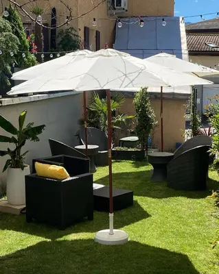 Ein Garten an der Unterkunft Café des Voyageurs Noës