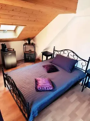 Ein Bett oder Betten in einem Zimmer der Unterkunft Café des Voyageurs Noës