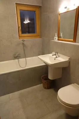 Ein Badezimmer in der Unterkunft Chalet Isabella - 17 couchages en montagne