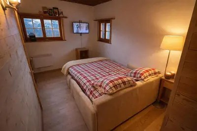 Ein Bett oder Betten in einem Zimmer der Unterkunft Chalet Le Petit Nid - Crans Montana