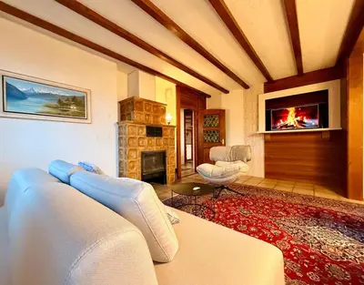 Ein Sitzbereich in der Unterkunft Chalet Apartment Faulensee