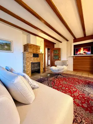 Ein Sitzbereich in der Unterkunft Chalet Apartment Faulensee
