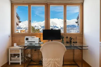 Ein allgemeiner Bergblick oder ein Berglick von des Chalets aus