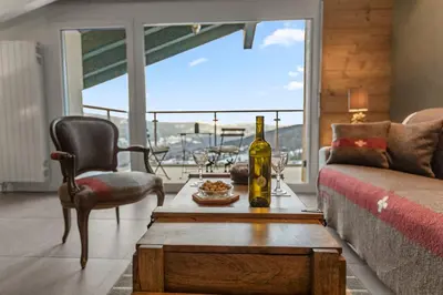Ein Sitzbereich in der Unterkunft Cosy, neuf, vue panoramique, centre à 4 min à pied