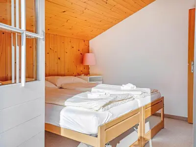 Ein Bett oder Betten in einem Zimmer der Unterkunft Cozy Chalet Apartment in the Heart of Lenk