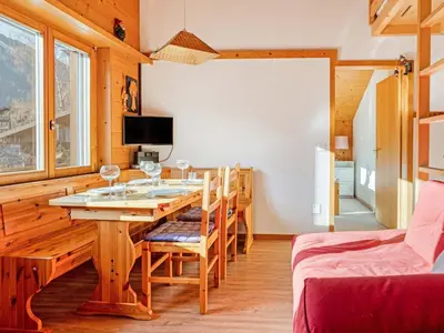 Ein Sitzbereich in der Unterkunft Cozy Chalet Apartment in the Heart of Lenk