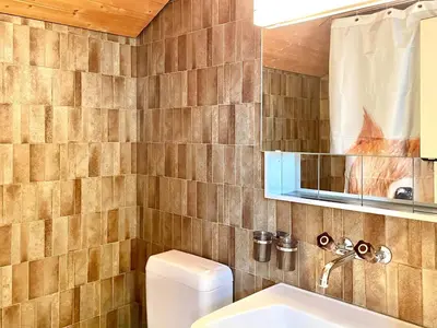 Ein Badezimmer in der Unterkunft Relaxed Loft Stay Between Lake & Mountains