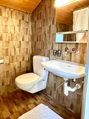 Ein Badezimmer in der Unterkunft Relaxed Loft Stay Between Lake & Mountains
