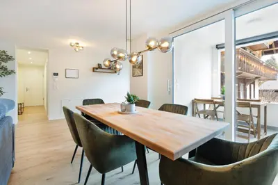 Ein Sitzbereich in der Unterkunft Spacious & Modern Apt - Balcony & Parking