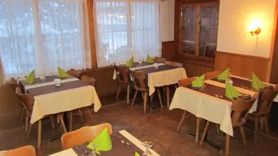 Ein Restaurant oder anderes Speiselokal in der Unterkunft Restaurant Felsenburg