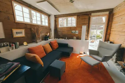 Ein Sitzbereich in der Unterkunft Alte Post Saas-Fee