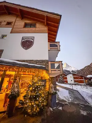 Ein allgemeiner Bergblick oder ein Berglick von des Aparthotels aus