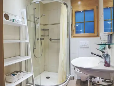 Ein Badezimmer in der Unterkunft Apartment Berg-Seeblick by Interhome