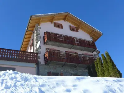 Das Gebäude in dem sich das Ferienhaus befindet