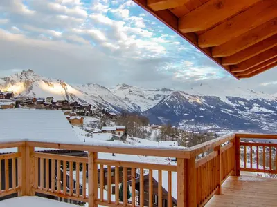 Ein allgemeiner Bergblick oder ein Berglick von des Chalets aus