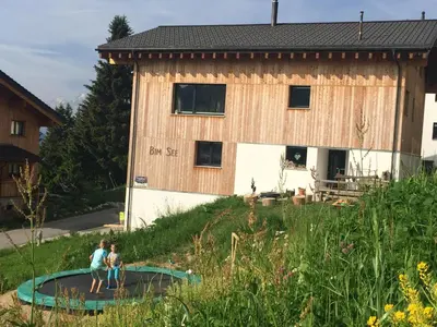 Ein Garten an der Unterkunft Bim See