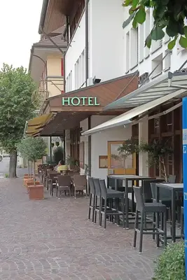 Ein Restaurant oder anderes Speiselokal in der Unterkunft Hotel Lötschberg