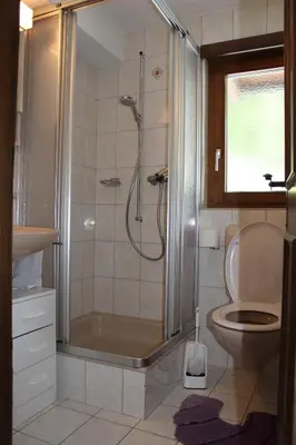 Ein Badezimmer in der Unterkunft Ferienwohnung Silberdistel, Saastalstrasse 178