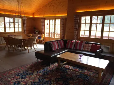 Ein Sitzbereich in der Unterkunft Chalet Charming