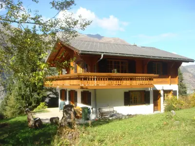 Das Gebäude in dem sich das Ferienhaus befindet