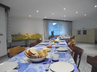 Ein Restaurant oder anderes Speiselokal in der Unterkunft Haus Weideli, Dammstrasse 7